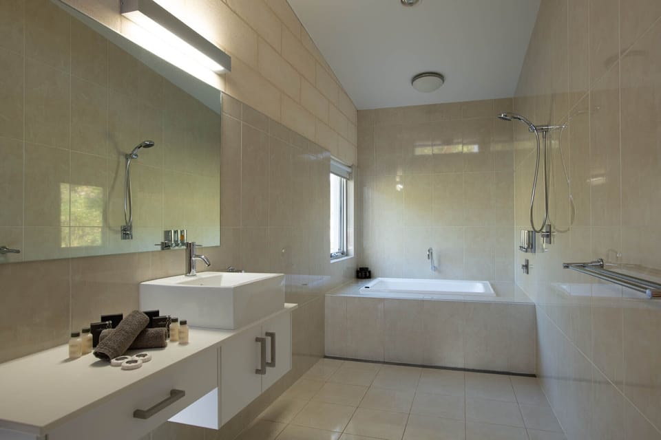 Valley Site Villa, 1 Bedroom | Bathroom | Hair dryer, towels