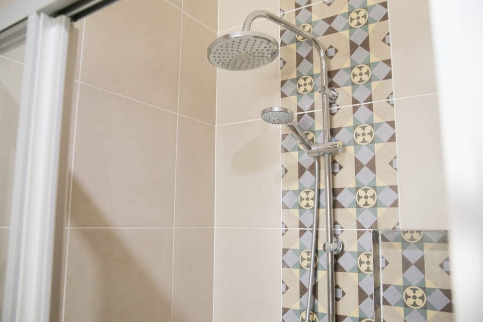 Superior Twin Room, 1 Bedroom | Bathroom shower