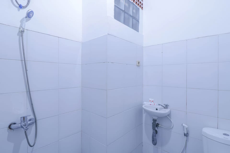 Standard Double Room | Bathroom | Shower, towels