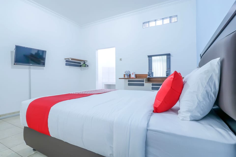 Standard Double Room | Desk, WiFi (free), bed sheets