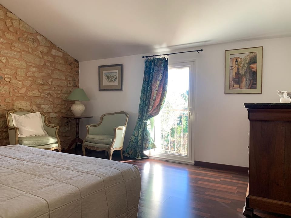 Le Pigeonnier | Blackout drapes, free WiFi, bed sheets