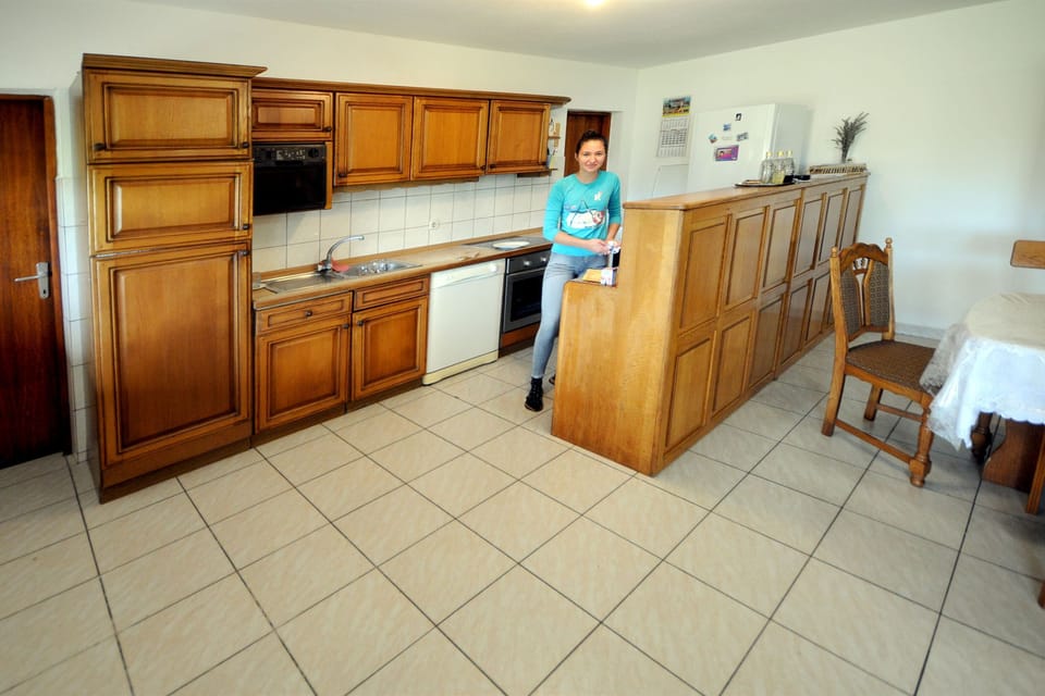 Shared fridge, electric kettle, cookware/dishes/utensils