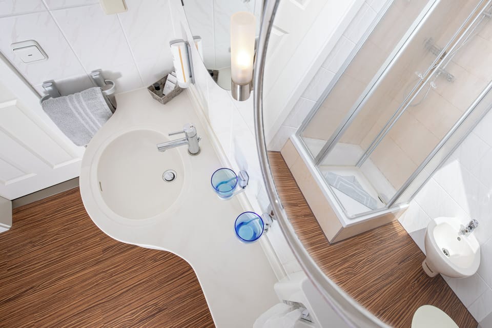 Superior Double Room | Bathroom | Shower, hair dryer, towels, soap