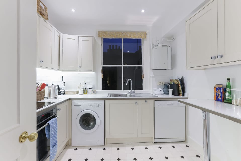 Apartment (2 Bedrooms) | Private kitchen | Fridge, microwave, oven, stovetop