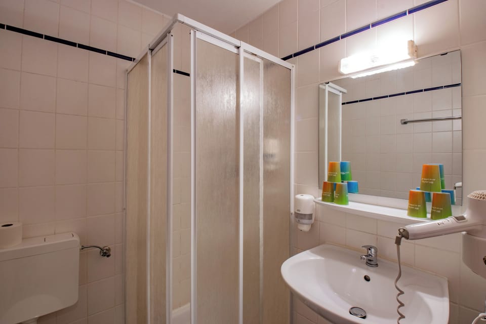 Suite | Bathroom | Shower, rainfall showerhead, free toiletries, hair dryer