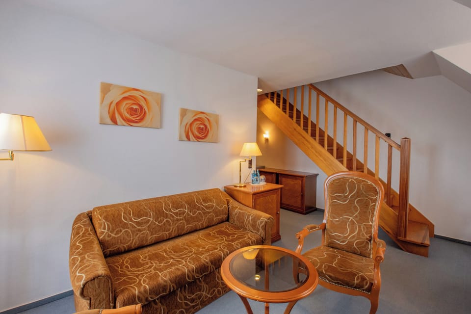 Suite | Desk, WiFi (free), individually decorated, bed sheets