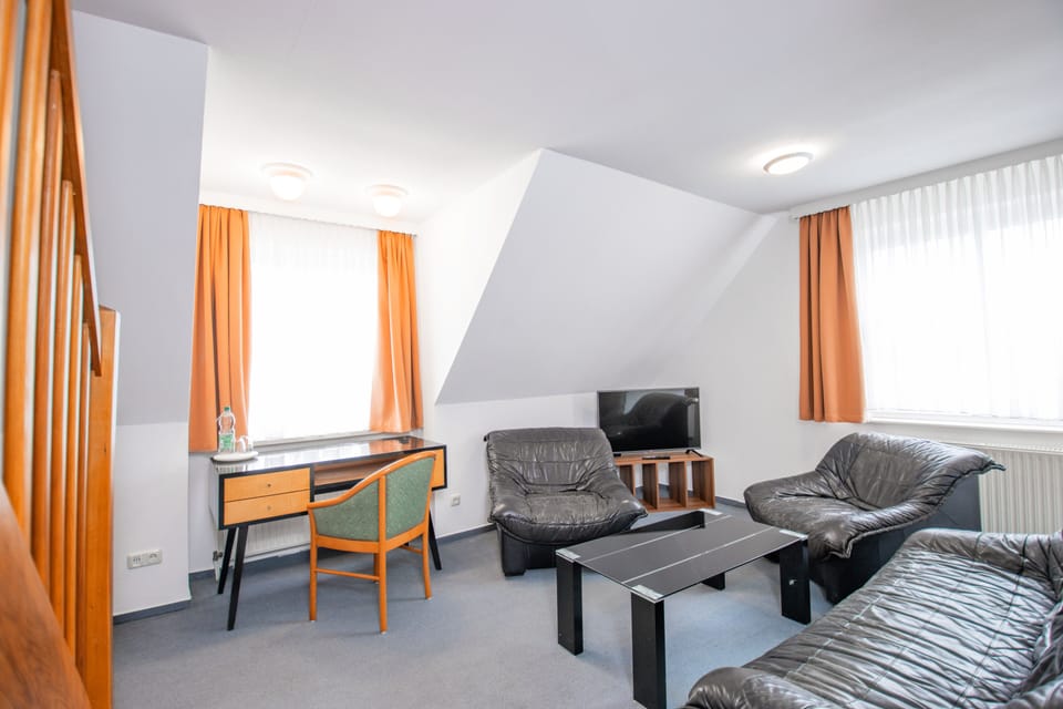 Suite | Individually decorated, desk, free WiFi, bed sheets