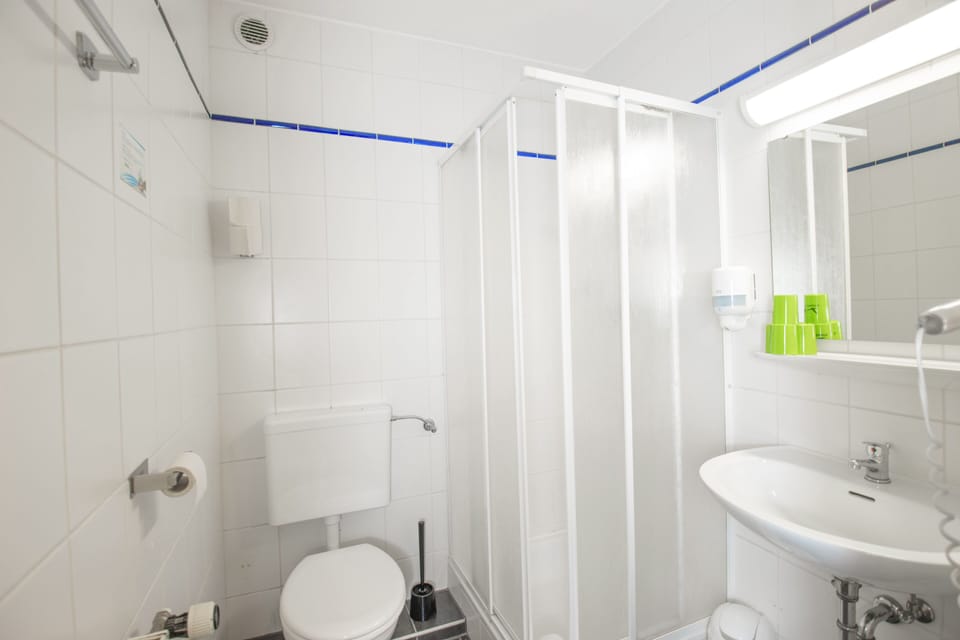 Shower, rainfall showerhead, free toiletries, hair dryer