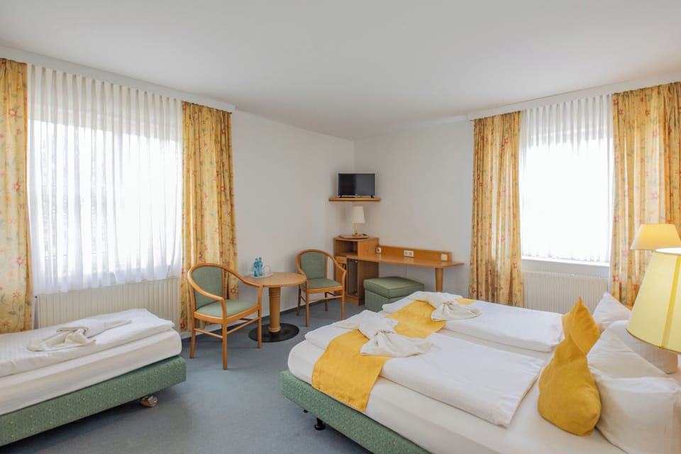 Family Room | Desk, WiFi (free), individually decorated, bed sheets