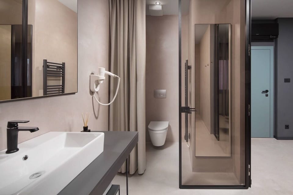 Superior Room (King) | Bathroom | Shower, free toiletries, hair dryer, slippers