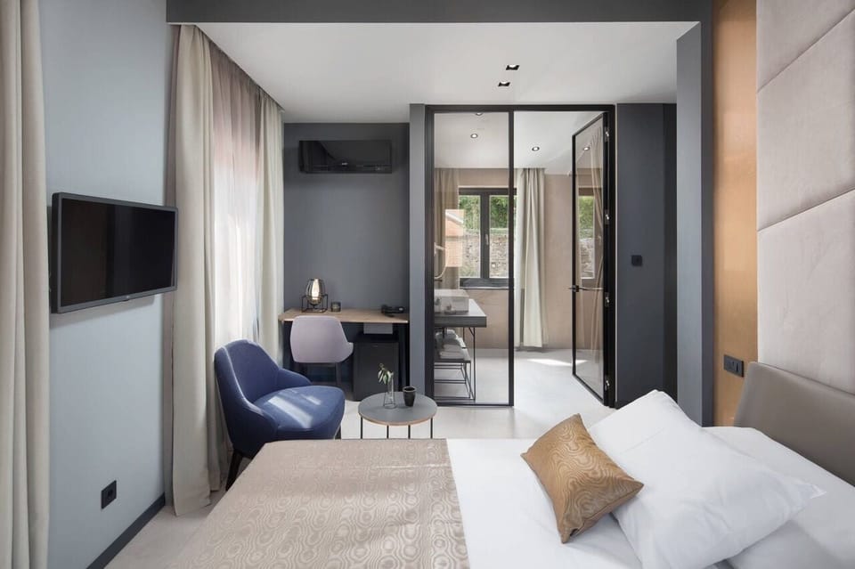 Superior Room (King) | Minibar, in-room safe, desk, laptop workspace