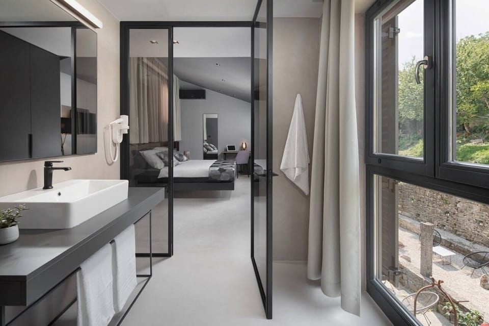 Deluxe Studio Suite (King) | Bathroom | Shower, free toiletries, hair dryer, slippers