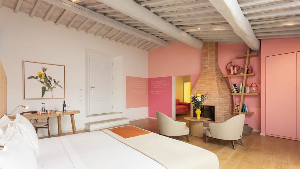 Premier Suite | Minibar, in-room safe, desk, laptop workspace