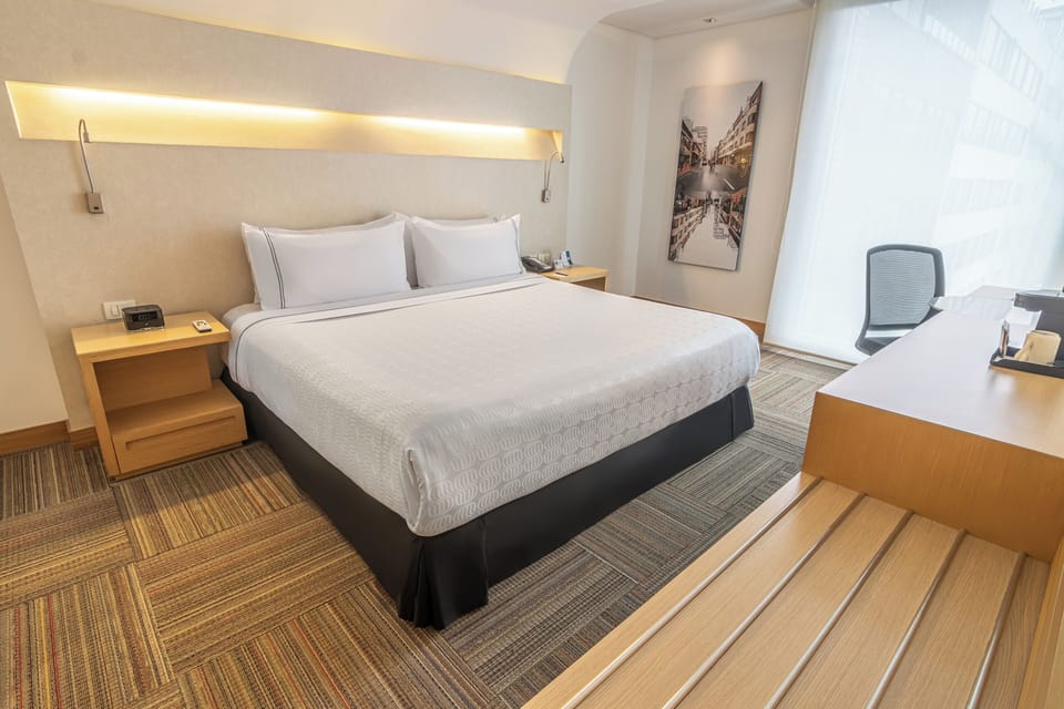 Premium bedding, in-room safe, desk, blackout drapes