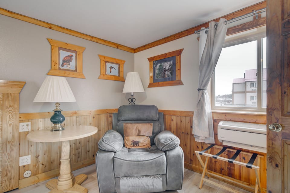 Deluxe King Room | Living area | 32-inch LCD TV with cable channels, TV