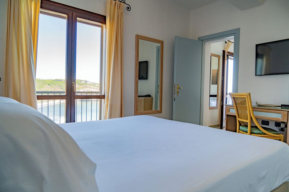 Family Room | Minibar, in-room safe, desk, free WiFi