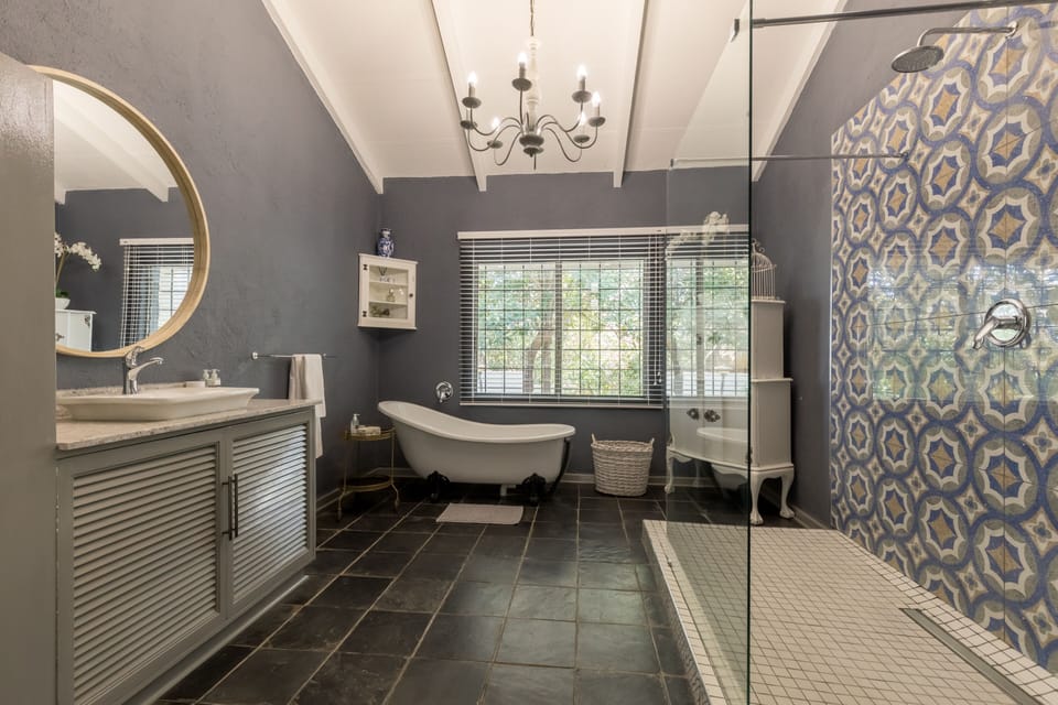 Family Room | Bathroom | Free toiletries, hair dryer, towels