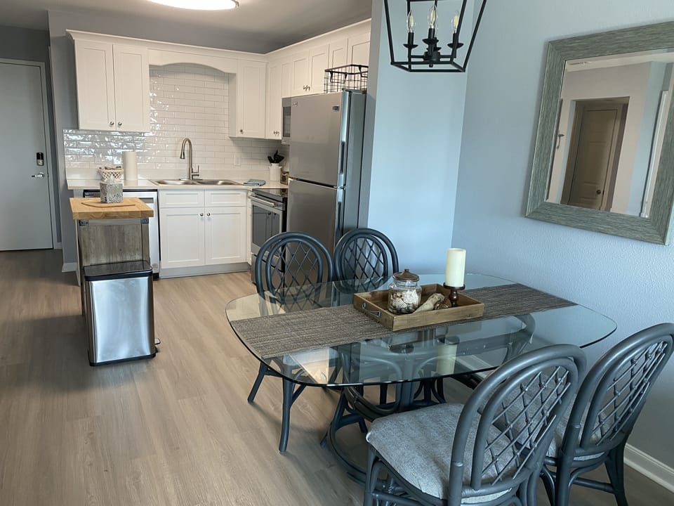 Condo, 2 Bedrooms, Balcony, Partial Ocean View (4307) | In-room dining