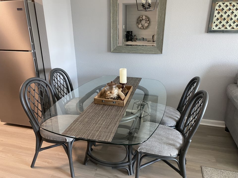 Condo, 2 Bedrooms, Balcony, Partial Ocean View (4307) | In-room dining