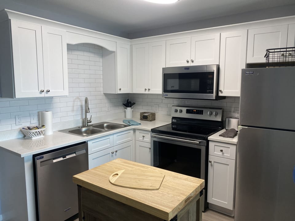 Condo, 2 Bedrooms, Balcony, Partial Ocean View (4307) | Private kitchen | Full-size fridge, microwave, oven, stovetop