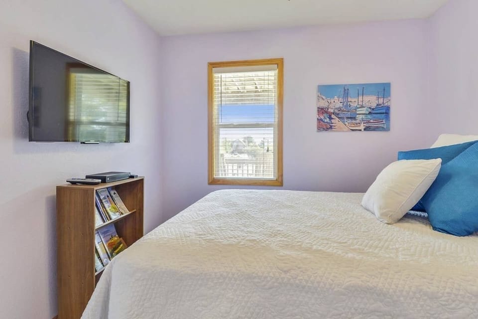 Front-side Queen Bedroom flat screen 2nd Floor