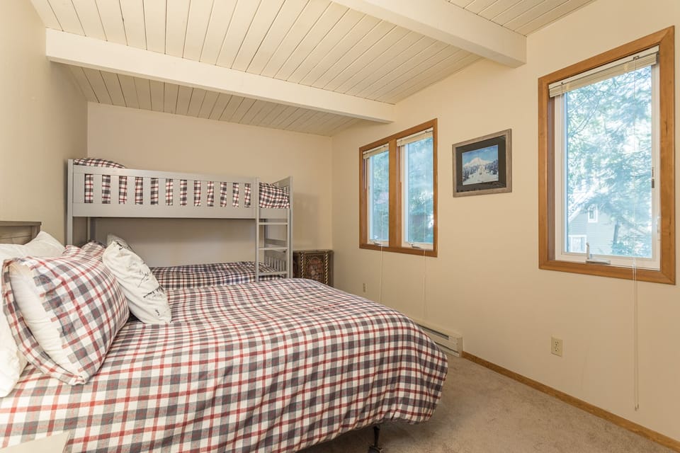 Downstairs Bunk Room - 2 Twin Beds and Full Bed