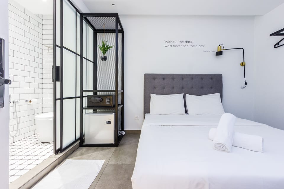 Deluxe Double Room | Desk, laptop workspace, soundproofing, iron/ironing board