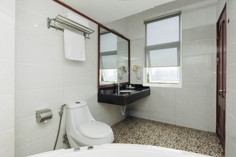 Superior Double Room | Bathroom | Shower, free toiletries, slippers, bidet