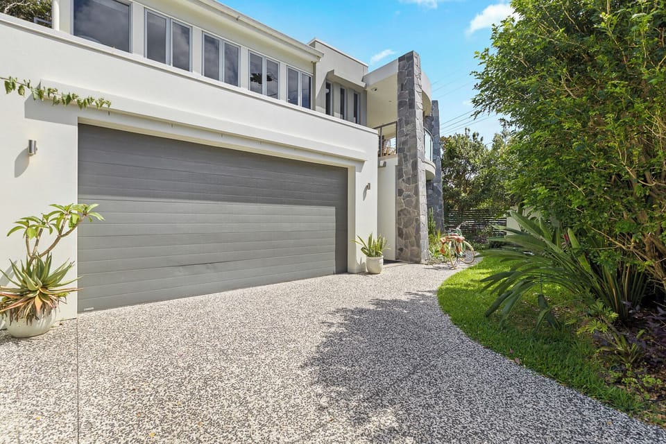Double garage and driveway can accommodate 3 cars 