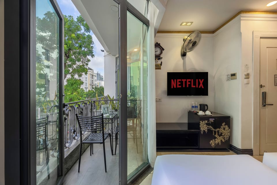 Deluxe Room, 2 Twin Beds, City View | Minibar, in-room safe, blackout drapes, iron/ironing board