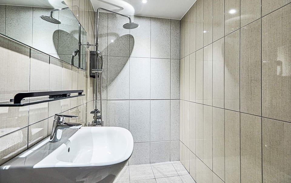 Standard Twin Room | Bathroom | Shower, free toiletries, hair dryer, bathrobes