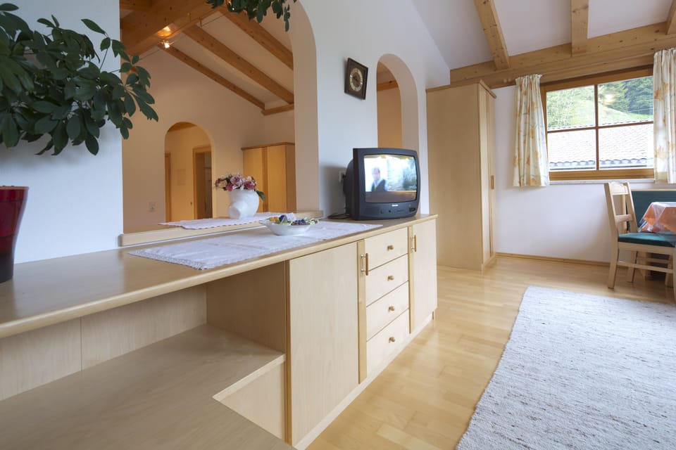 Deluxe Room | Living area | TV