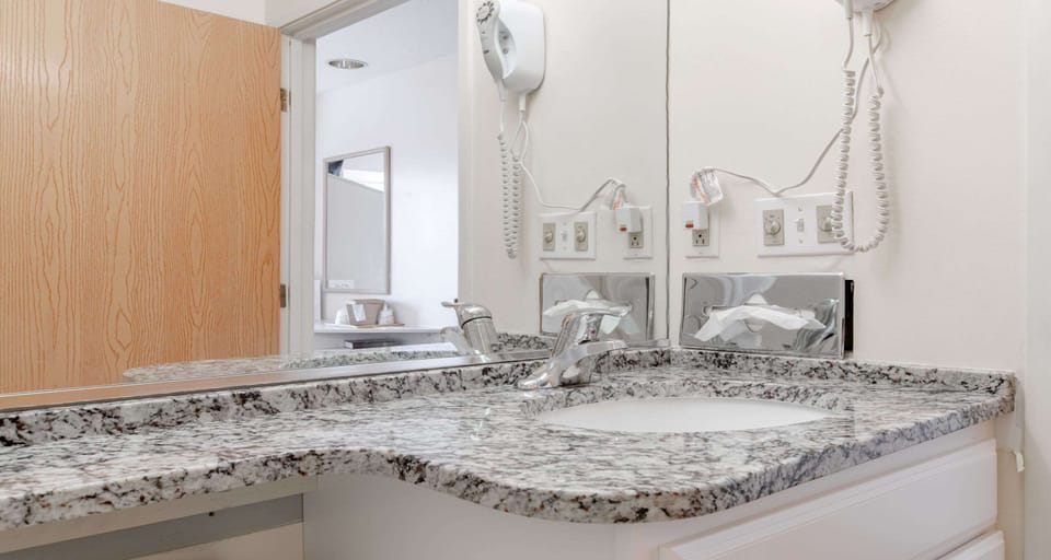 Combined shower/tub, free toiletries, hair dryer, towels