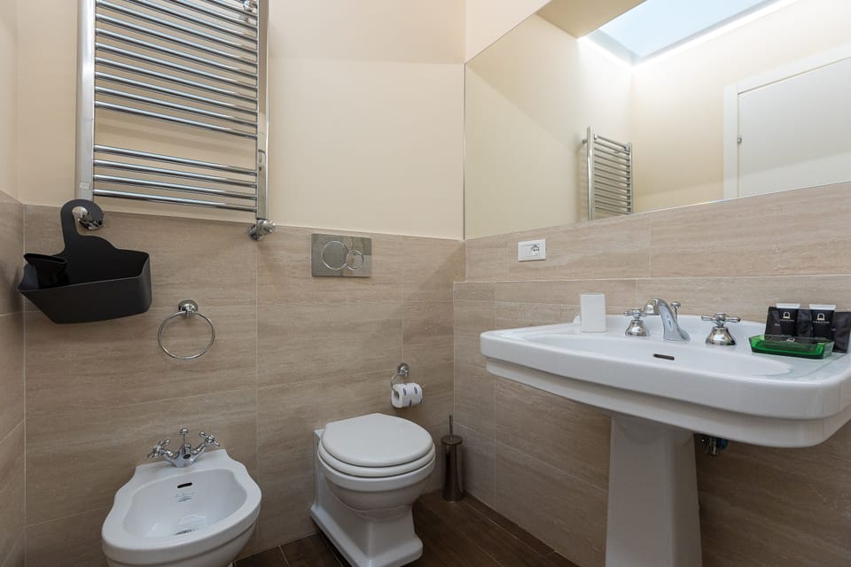 Bagno en-suite con walk-in shower, toilet e bidet
