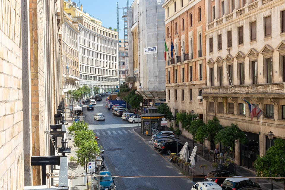 Street view, Via Barberini, a due passi da Via Veneto.