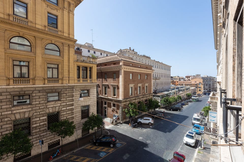 Street view, Via Barberini, a due passi da Via Veneto.