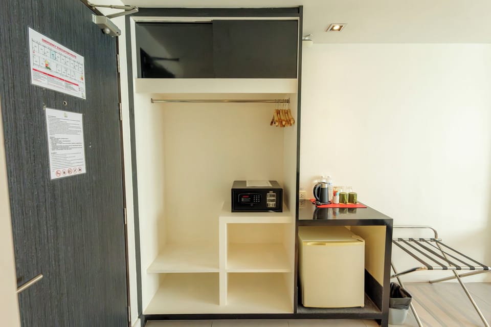 Superior Room with 1 King Bed | Living area | 32-inch LCD TV with cable channels, TV