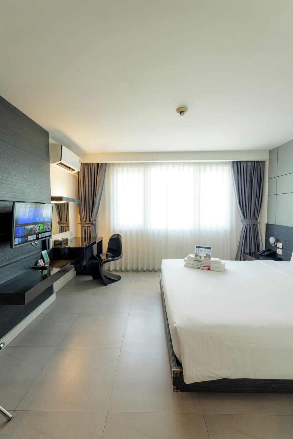 Superior Room with 1 King Bed | Premium bedding, in-room safe, desk, laptop workspace