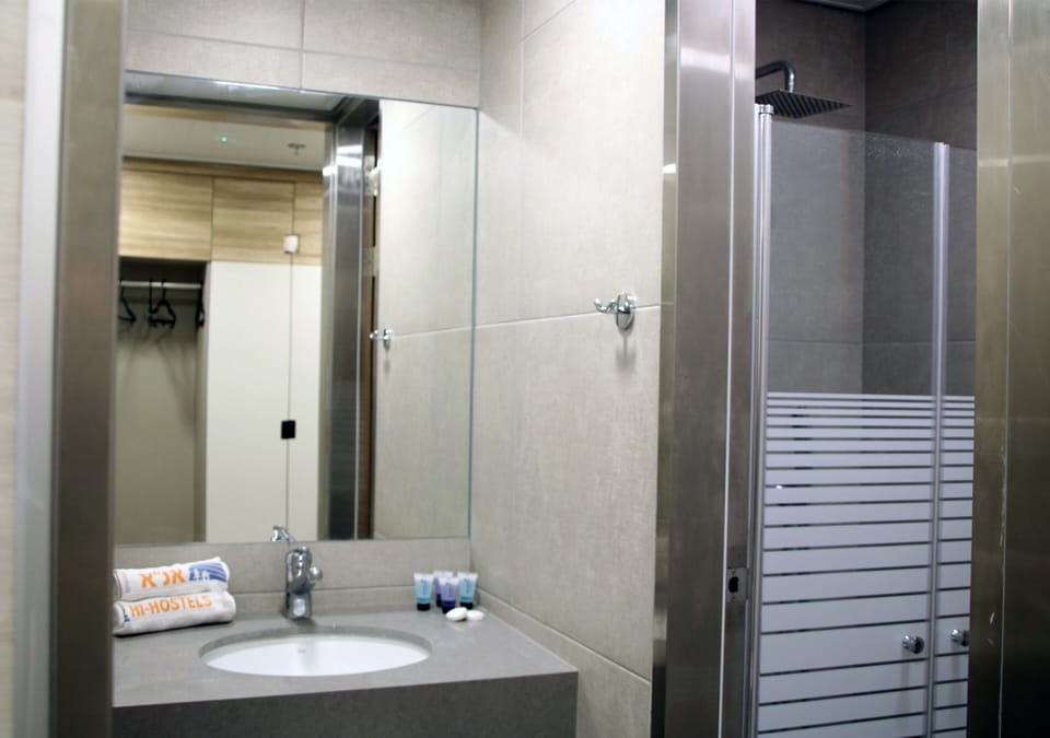 Standard Room | Bathroom | Shower, hydromassage showerhead, towels, soap