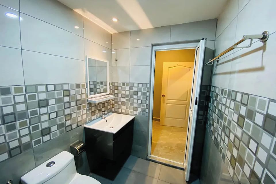 Shower, rainfall showerhead, free toiletries, hair dryer