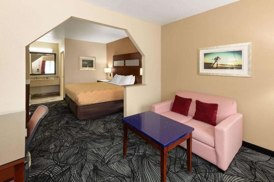 Desk, laptop workspace, iron/ironing board, free WiFi