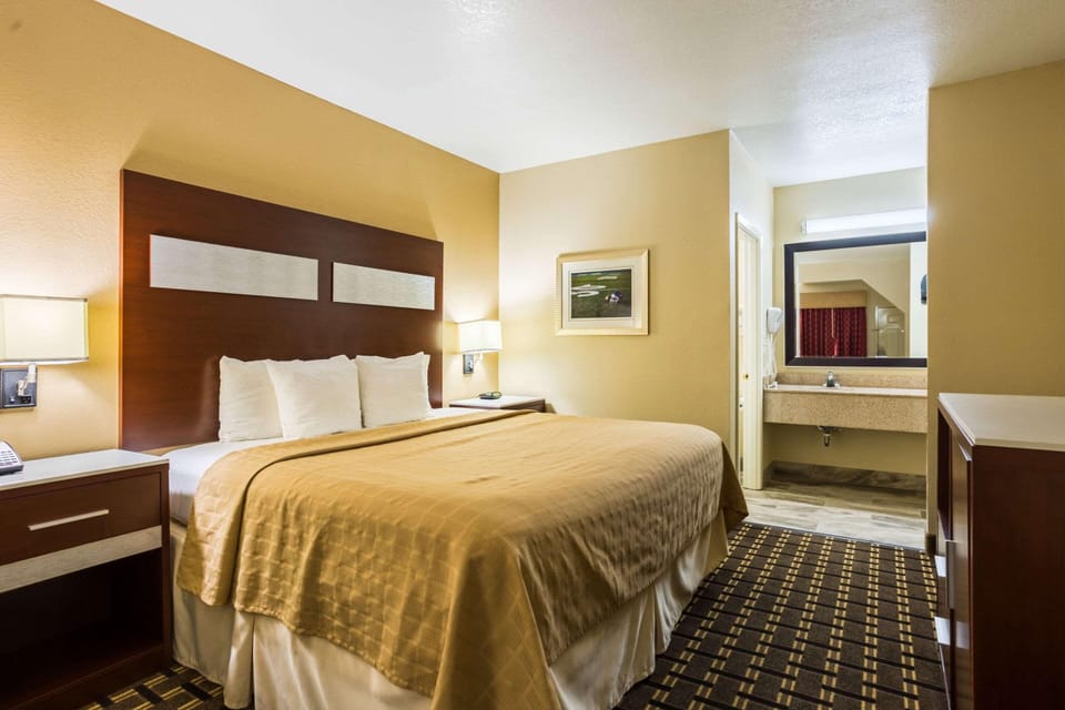 Desk, laptop workspace, iron/ironing board, free WiFi