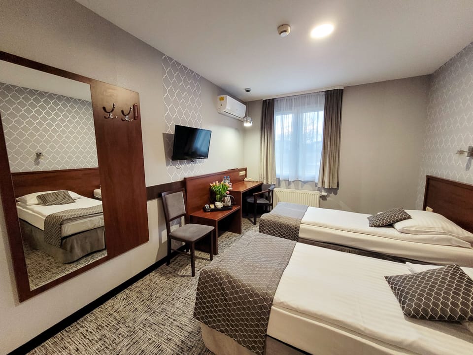 Business Twin Room, 1 Bedroom | Desk, iron/ironing board, free WiFi, bed sheets