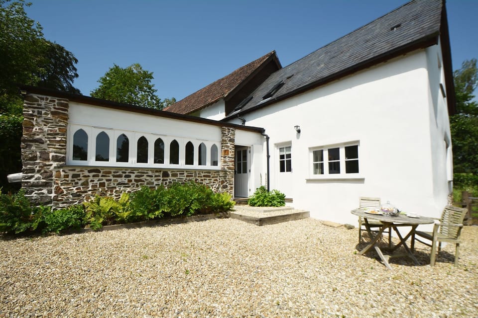 Woodland Cottage is a delightful stone-built hideaway in beautiful surroundings near the charming market town of South Molton