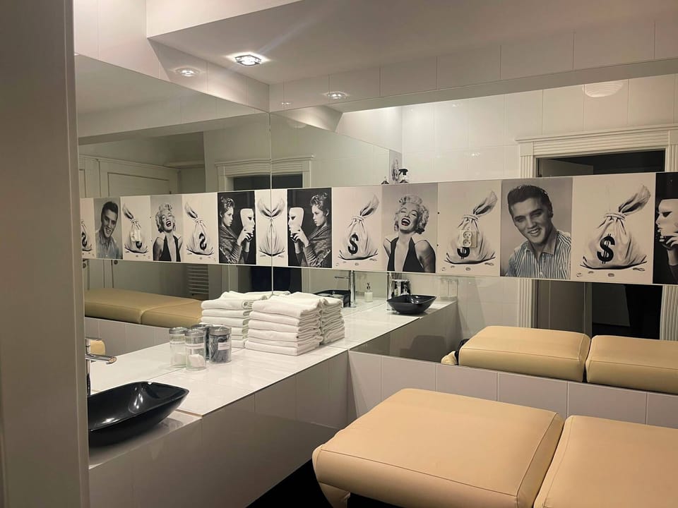 Couples treatment rooms, body treatments, hot stone massages