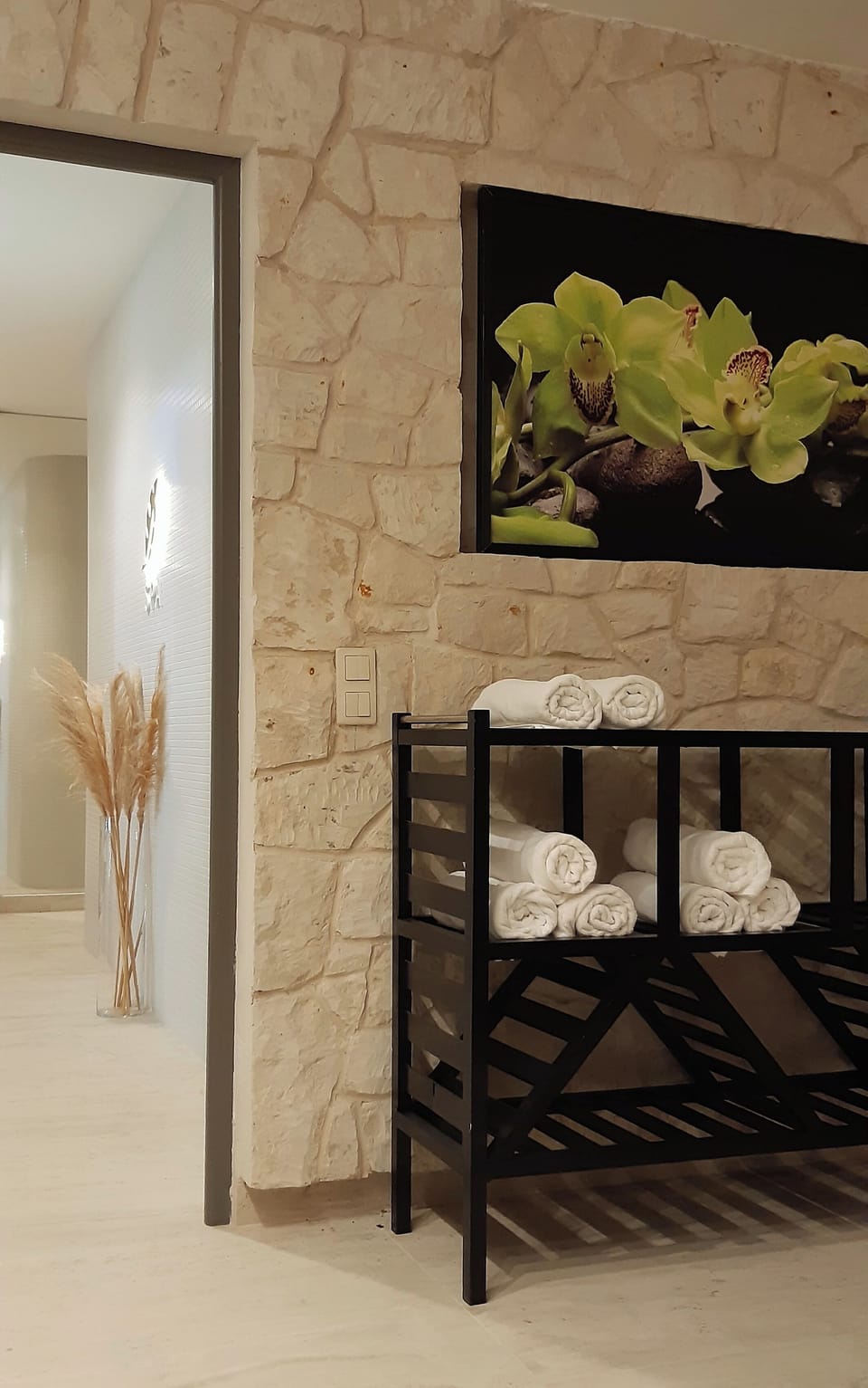 Couples treatment rooms, body treatments, hot stone massages