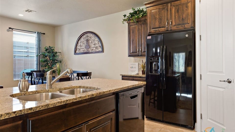 Townhome, 3 Bedrooms | Private kitchen | Fridge, oven, coffee/tea maker, toaster