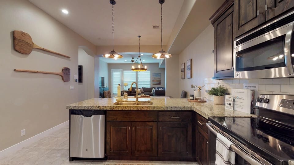 Townhome, 3 Bedrooms | Private kitchen | Fridge, oven, coffee/tea maker, toaster