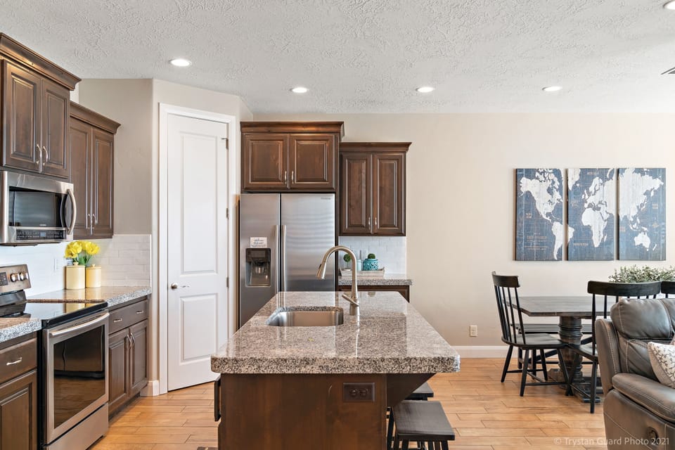 Townhome, 3 Bedrooms | Private kitchen | Fridge, oven, coffee/tea maker, toaster