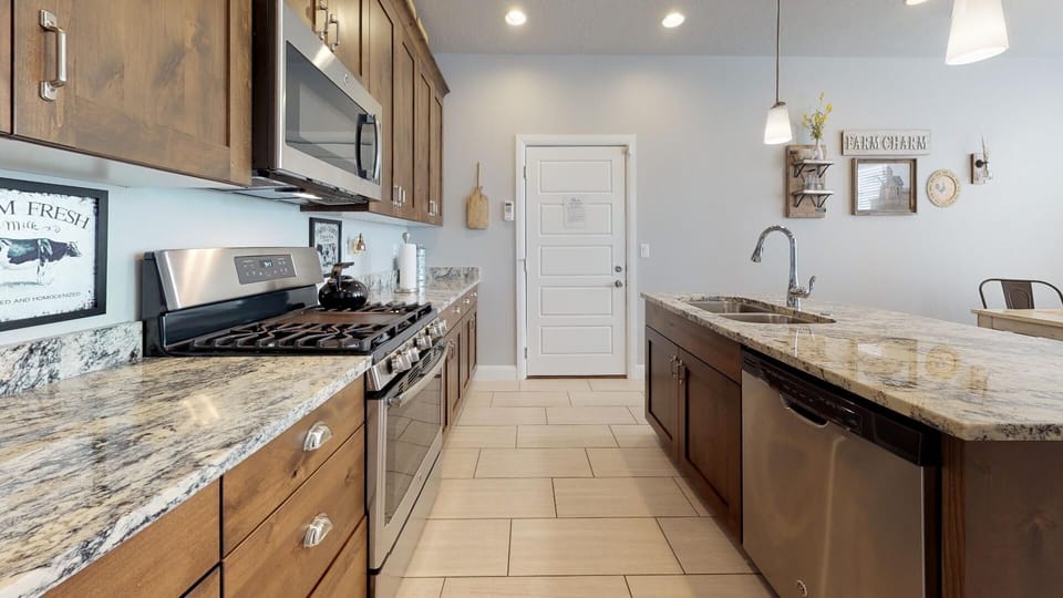 Townhome, 3 Bedrooms | Private kitchen | Fridge, oven, coffee/tea maker, toaster